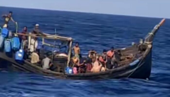 Lima Kapal Rohingya Terpantau Di Laut, Ratusan Warga Pidie Sisir Pantai