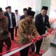 Wali Kota Binjai didampingi Ketua DPRD memotong pita peresmian Gedung PTKU MUI.(Waspada/Ist).