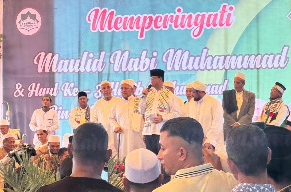 CAPRES 01 ANIES BASWEDAN, disambut hangat dan memberi sambutan saat menghadiri Maulid Nabi Muhammad SAW dan Haul ke-3 Habib Muhammad Al Attas di Masjid Ba’alawi, di Pucok Alue Dua, Simpang Ulim, Aceh Timur, Minggu (17/12). Waspada/H. Muhammad Ishak