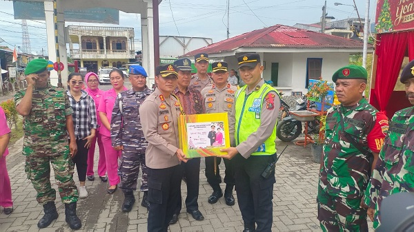 Kapolres Sibolga, AKBP Taryono Raharja, bersama Forkopimda Kota Sibolga mengunjungi dan bagikan makanan kepada personel Pos Pengamanan, Pelayanan dan Pos Terpadu Operasi Lilin Toba 2023 yang ada di wilayah tersebut, Jumat (29/12). Waspada/ist