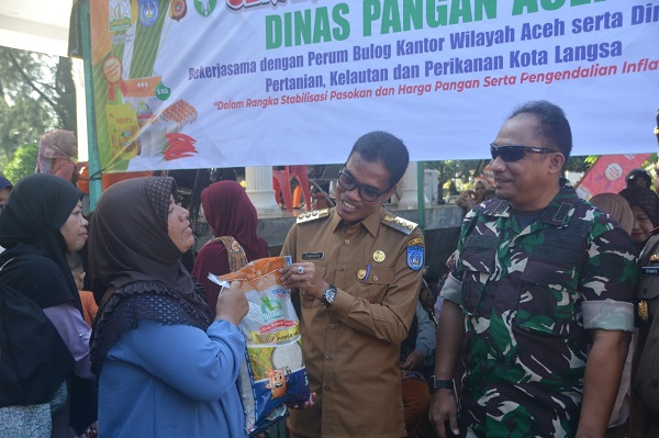 Pj Wali Kota Langsa, Syaridin, saat meninjau bakti sosial kesehatan dan pasar murah, di Lapangan Merdeka Langsa, Senin (4/12). Waspada/Rapian