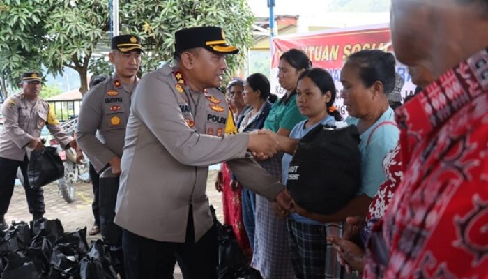 Kapoldasu Salurkan Bansos Kepada Korban Longsor Di Simangulampe