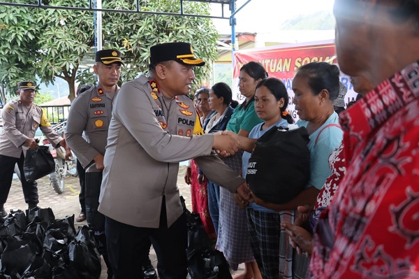 KAPOLRES Humbahas, AKBP Hary Ardianto memberikan paket sembako kepada korban longsor. Waspada/Ist