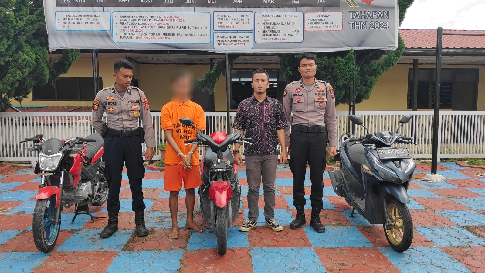 Tersangka pencurian 2 sepeda motor berinisial EH, 29, warga Desa Hutapea, Kecamatan Tarutung, Taput ditahan Sat Reskrim Polres Taput, Minggu (27/12). Waspada/ist.