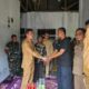 Pj Wali Kota Langsa, Syaridin dan rombongan saat memberikan bantuan terhadap keluarga korban tenggelam Bambang Ibnu Sina, 17, di Gampong Alue Pineung, Kecamatan Langsa Timur, Senin, (4/12). Waspada/Rapian.