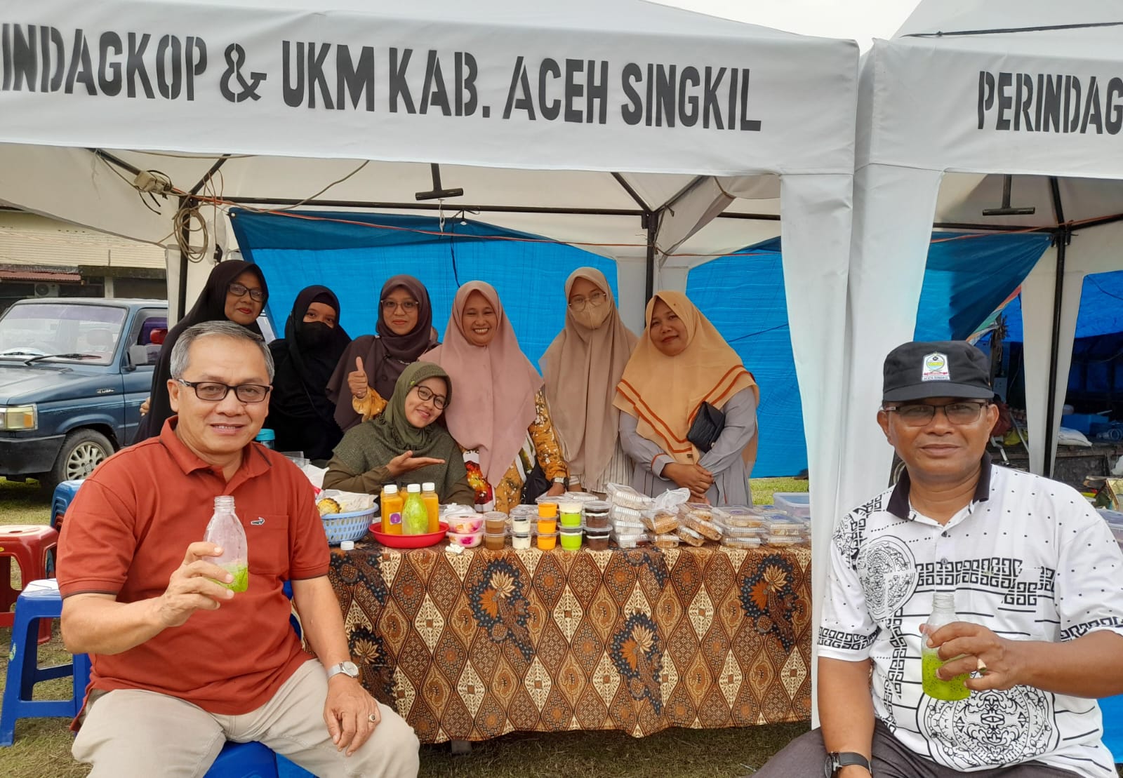 Pj Bupati Drs Azmi didampingi Kadis Perindagkop Malim Dewa, saat berbincang dengan pedagang, dan mencicipi langsung dagangan produk UMKM warga BRR Pulo Sarok Singkil, Minggu (17/12). WASPADA/Ariefh