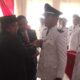 Pj.Wali Kota Padangsidimpuan Dr. Letnan Dalimunthe sematkan tanda pangkat dan jabatan kepada salah satu Kades yang dilantik, Selasa (5/12). Waspada/ist