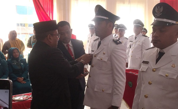 Pj.Wali Kota Padangsidimpuan Dr. Letnan Dalimunthe sematkan tanda pangkat dan jabatan kepada salah satu Kades yang dilantik, Selasa (5/12). Waspada/ist