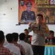 Kapolres Simalungun AKBP Ronald FC Sipayung saat memotivasi para siswa SMK Yapim Taruna Bandar, dalam kegiatan program Police Goes to School, Selasa (5/12).(Waspada/ist).