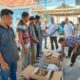 Wakil Bupati Nias Selatan, Firman Giawa, SH, MH saat menyerahkan secara simbolis bantuan 43 unit perahu motor kepada kelompok nelayan, Rabu (20/12). Waspada/ Budi Hati Gowasa.