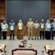 Penjabat Gubernur Aceh, Achmad Mazuki foto bersama pada acara Launching Sertifikat Elektronik dan Penyerahan Sertifikat Tanah untuk Rakyat di Ruang Serbaguna Kantor Gubernur Aceh, Banda Aceh, Senin (4/12). (Waspada/Zafrullah)