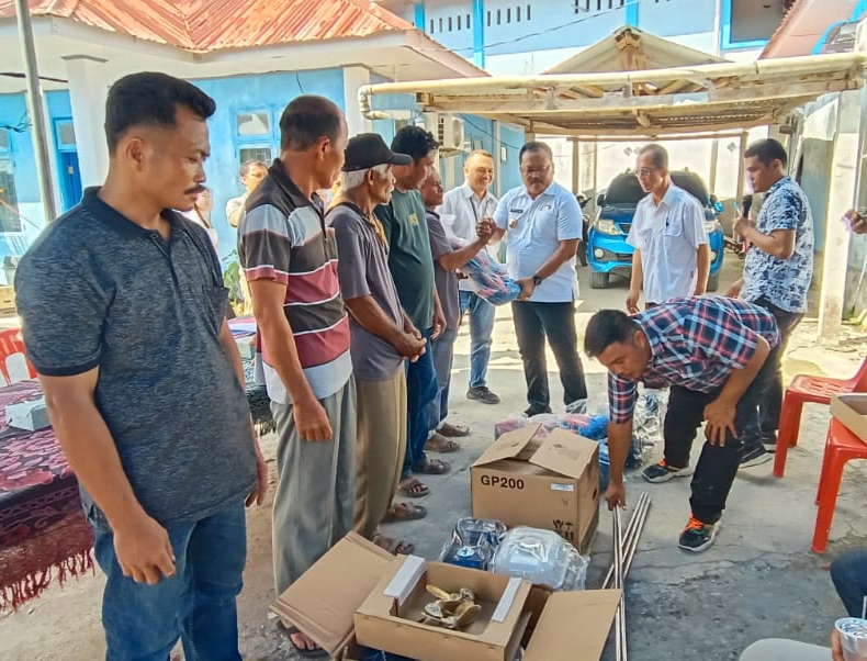 Wakil Bupati Nias Selatan, Firman Giawa, SH, MH saat menyerahkan secara simbolis bantuan 43 unit perahu motor kepada kelompok nelayan, Rabu (20/12). Waspada/ Budi Hati Gowasa.
