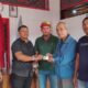 Ketua PWI Bonapasogit, Alfonso Situmorang menyerahkan Kartu BPJS Ketenagakerjaan kepada Anggota PWI Bonapasogit, di Sekretariat PWI Bonapasogit, Gedung Sopo Partungkoan Lt 1 Tarutung, Rabu (20/12). Waspada/Hotbin Purba