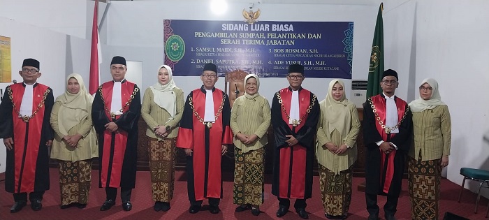 Ketua Pengadilan Tinggi (KPT) Banda Aceh Dr. Suharjono melantik dan mengambil sumpah empat hakim KPN dijajaran PT BNA di gedung PT Banda Aceh, Jumat (01/12/23). (Waspada/T.Mansursyah)