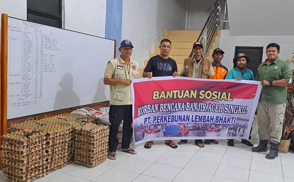 Humas PT PLB Teguh Arief Wibowo menyerahkan paket bantuan pangan kepada Kepala Pelaksana BPBD, di Kantor BPBP Singkil, Selasa (5/12/2023). WASPADA/Ariefh.