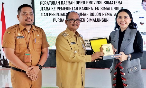 Wabup Simalungun H Zonny Waldi saat menerima rombungan Badan Pembentukan Peraturan Daerah (Bapemperda) DPRD-SU di Pendopo Rumdis Bupati di Pamatangraya, Senin (4/12).(Waspada/ist).