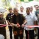 Kajati Aceh, Joko Purwanto bersama Pj Bupati Aceh Besar, Muhammad Iswanto memotong pita tanda diresmikan Posko Perwakilan Kejaksaan Negeri Aceh Besar di Pelabuhan Malahayati, Krueng Raya, Aceh Besar, Rabu (20/12). (Waspada/Ist)