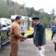 Pj Bupati Muhammad Iswanto menyalami Ketua Kafilah dan rombongan MTQ ke 36 Aceh Besar, yang berlangsung di Rest Area Gampong Pudeng Lhoong, Aceh Besar, Senin (4/12). (Waspada/Ist)
