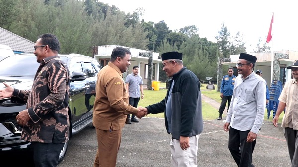 Pj Bupati Muhammad Iswanto menyalami Ketua Kafilah dan rombongan MTQ ke 36 Aceh Besar, yang berlangsung di Rest Area Gampong Pudeng Lhoong, Aceh Besar, Senin (4/12). (Waspada/Ist)