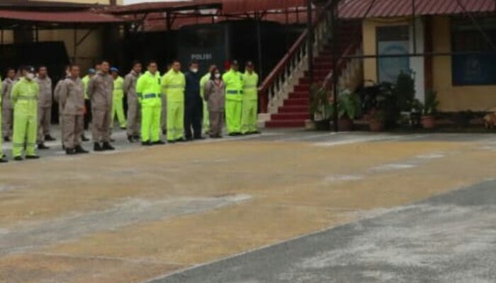 Wakapolres P.Siantar Cek Kelengkapan Jas Hujan Personel 