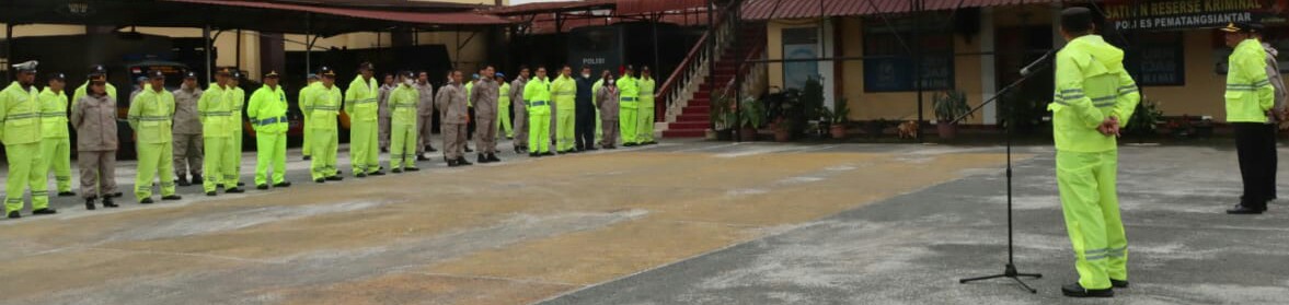 Wakapolres Kompol Pardamean Hutahaean (kanan) mencek kelengkapan jas hujan untuk kesiapan Operasi Lilin Toba di lapangan apel Mapolres, Jl. Jend. Sudirman, Rabu (20/12).(Waspada-Ist).
