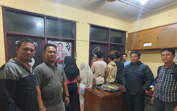 Unit Reskrim Polsek Langsa Barat saat menangkap lima pelaku diduga begal dengan modus penipuan dengan kekerasan di Jalan lintas Banda - Medan Gampong Alue Dua Bakaran Batee, Kecamatan Langsa Baro, Kota Langsa, Selasa (5/12). Waspada/ist