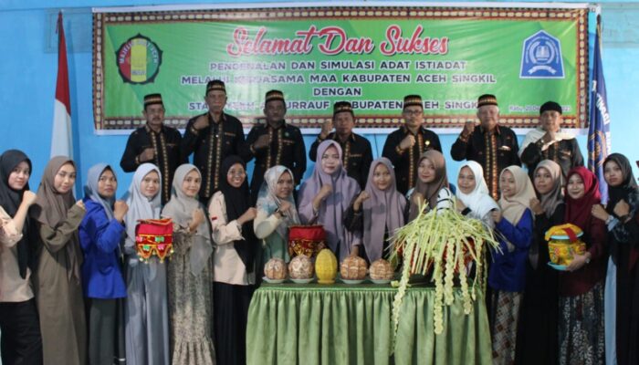 MAA Latih Mahasiswa Ukir Kelapa Dan Anyam Janur Lestarikan Adat