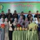 Ketua MAA Aceh Singkil didampingi Wakil Ketua 1 dan 2 menunjukkan ukiran kelapa dan anyaman daun kelapa hasil kerajinan tangan para Mahasiswa STAI Syekh Abdu Rauf Aceh Singkil, Rabu (20/12/2023). WASPADA/Ariefh