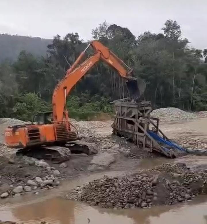 Salah satu alat berat jenis excavator dalam aktivitas penambangan emas tanpa izin (PETI). Waspada/Ist