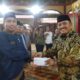 WALI Kota Subulussalam, H. Affan Alfian Bintang, SE menyerahkan simbolis insentif guru maghrib mengaji. (Waspada/Khairul Boangmanalu)