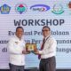 Bupati Simalungun Radiapoh Hasiholan Sinaga menyerahkan plakat kepada salah seorang narsum dari BPKP Sumut, Selasa (12/12).(Waspada/ist).