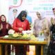 Pemotongan nasi tumpeng oleh Wakil Bupati Madina, Atika Azmi Utammi Nasution dalam acara Peringatan Hari Ibu ke-95. (Waspada/ist).