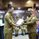 Penjabat Gubernur Aceh, Achmad Marzuki didampingi Kakanwil Ditjen Perbendaharaan (DJPb) Provinsi Aceh Izharul Haq, menyerahkan DIPA dan Buku Alokasi TKD TA 2024 secara simbolis kepada 23 Kuasa Pengguna Anggaran (KPA) dan 23 Pemda (Kab/Kota) se-Aceh, di Kantor Gubernur Aceh, Selasa, (5/12). (Waspada/Zafrullah)