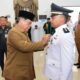 BUPATI Deliserdang HM Ali Yusuf Siregar menyematkan tanda jabatan kepada Rahmat Hidayat, SIP yang mendapat promosi jabatan dan dilantik menjadi Camat Biru-biru di Aula Cendana lantai II Kantor Bupati Deliserdang, Jum'at (22/12) siang. (Waspada/Khairul K Siregar/B)