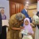 Sekda Aceh, Bustami Hamzah, saat menyerahkan beasiswa kepada anak yatim pada kegiatan implementasi program beasiswa yatim tahap IV Provinsi Aceh bekerjasama RQV dengan Hayrat Yardim Indonesia di Aula Serbaguna Setda Aceh, Banda Aceh, Senin (4/12). (Waspada/Zafrullah)