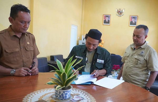 Direktur Eksekutif AWF, Yusmadi Yusuf bersama Kepala KPH III Aceh Fajri, SP. MM di Kantor KPH3 Langsa, Senin (4/12). Waspada/ist