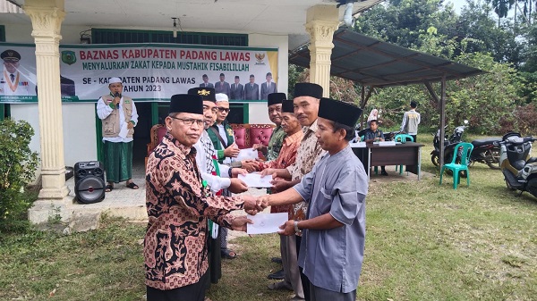 Penyaluran dan pendistribusian zakat kepada 1.371 mustahik fisabilillah, diawali dari Kecamatan Barumun sekitar. (Waspada/Idaham Butar Butar/B)