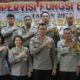 Tim Supervisi Korbinmas Baharkam Polri pose bersama Kapolres AKBP Yogen Heroes Baruno (tujuh kanan) dan lainnya saat melakukan kunjungan kerja dalam supervisi fungsi Binmas 2023 di Polres Pematangsiantar di aula Widya Satya Brata Mapolres, Jl. Jend. Sudirman, Rabu (13/12).(Waspada-Ist).