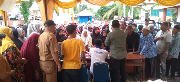 Masyarakat serbu stand Pangan Murah yang dilaksanakan Dinas Pangan Aceh bekerjasama dengan Perum Bulog Kanwil Aceh dan Dinas Kelautan, Perikanan, dan Pangan Kabupaten Nagan Raya di Kecamatan Seunagan, yang digelar di halaman kantor Camat Seunagan, Selasa ( 5/12).(Waspada/Muji Burrahman)