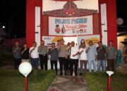 Foto bersama Kapolres Tapanuli Utara, AKBP Johanson Sianturi dengan Kajari Taput, Donny Kamaluddin Ritonga, Plt Ketua KPUD Taput, Swardi Pasaribu, dan Komisioner Bawaslu Taput, Kopman Pasaribu usai mengadakan diskusi bersama bahas aturan kampanye Pemilu 2024, di Menara Lonceng Simp 4 Kota Tarutung, Senin (4/12) malam. Waspada/ist