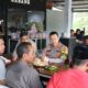 Tampak dalam gambar Kapolres Sabang, AKBP Erwan, SH, MH sedang berdialog dengan masyarakat Balohan mengisi acara Jumat curhat. (Waspada/ist