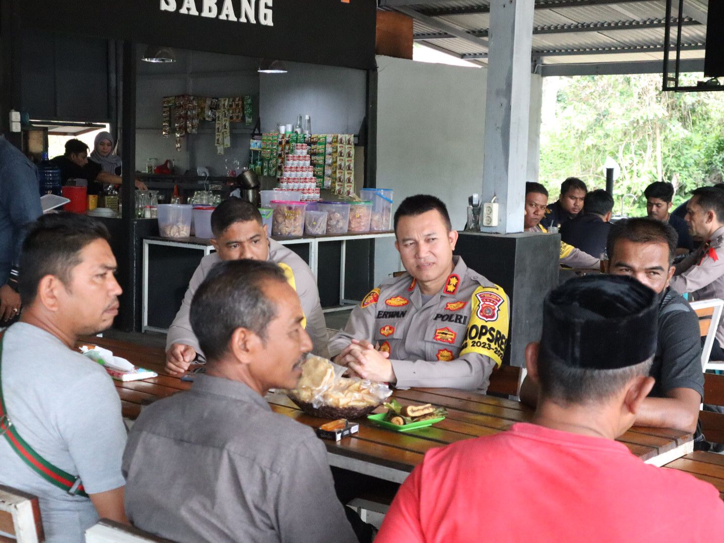 Tampak dalam gambar Kapolres Sabang, AKBP Erwan, SH, MH sedang berdialog dengan masyarakat Balohan mengisi acara Jumat curhat. (Waspada/ist