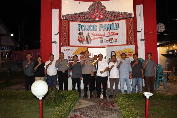 Foto bersama Kapolres Tapanuli Utara, AKBP Johanson Sianturi dengan Kajari Taput, Donny Kamaluddin Ritonga, Plt Ketua KPUD Taput, Swardi Pasaribu, dan Komisioner Bawaslu Taput, Kopman Pasaribu usai mengadakan diskusi bersama bahas aturan kampanye Pemilu 2024, di Menara Lonceng Simp 4 Kota Tarutung, Senin (4/12) malam. Waspada/ist