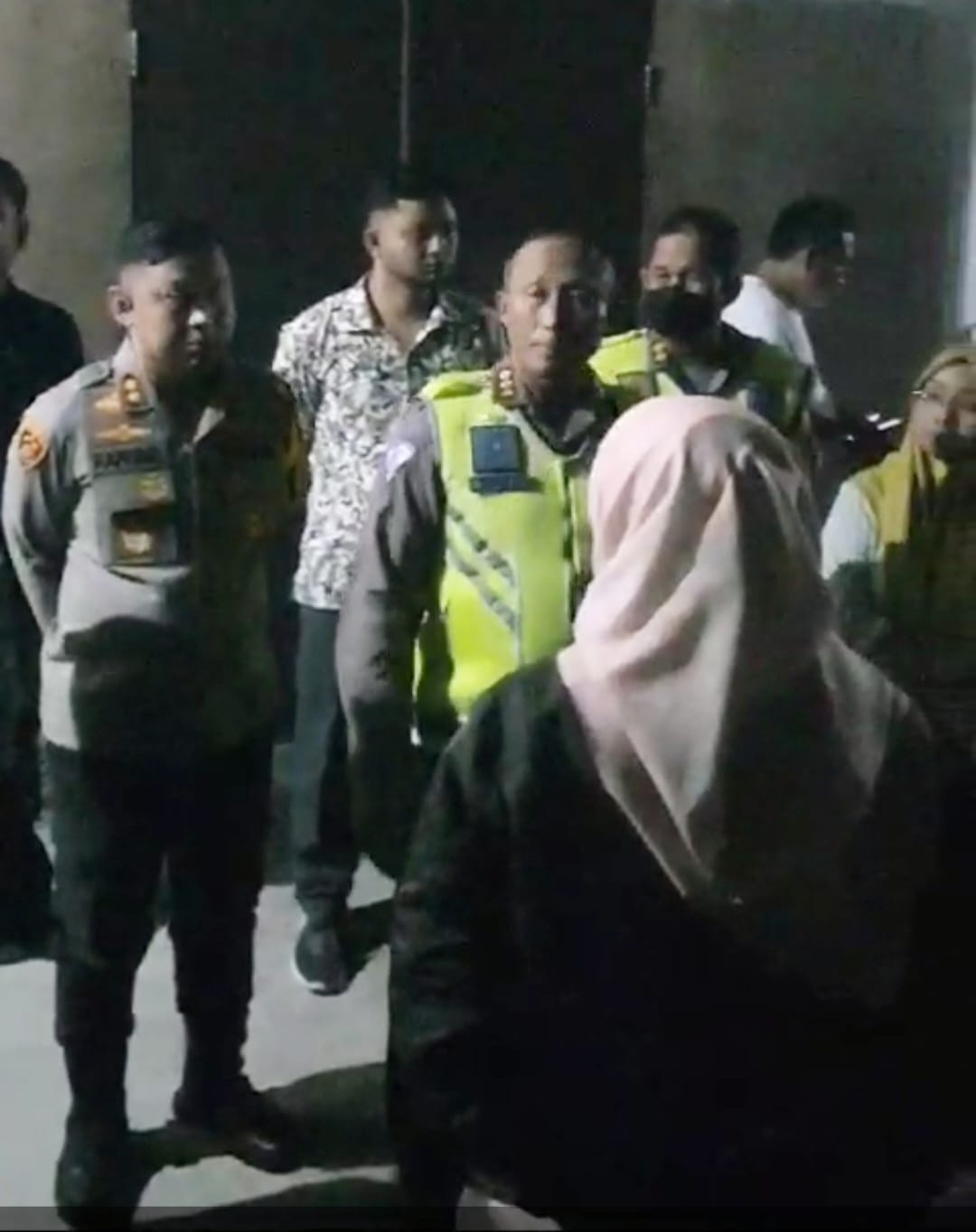 Kapolresta Deliserdang AKBP Raphael Sandhy Cahya Priambodo saat melihat kondisi korban di Rumah Sakit. (Waspada/ist).