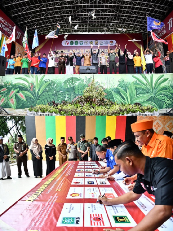 Pemerintah Kota Banda Aceh menggelar deklarasi pemilu damai dengan menghadirkan seluruh parpol pemilu di taman bustanussalatin (taman sari) Banda Aceh, Selasa (05/12/23). (Waspada/T.Mansursyah)