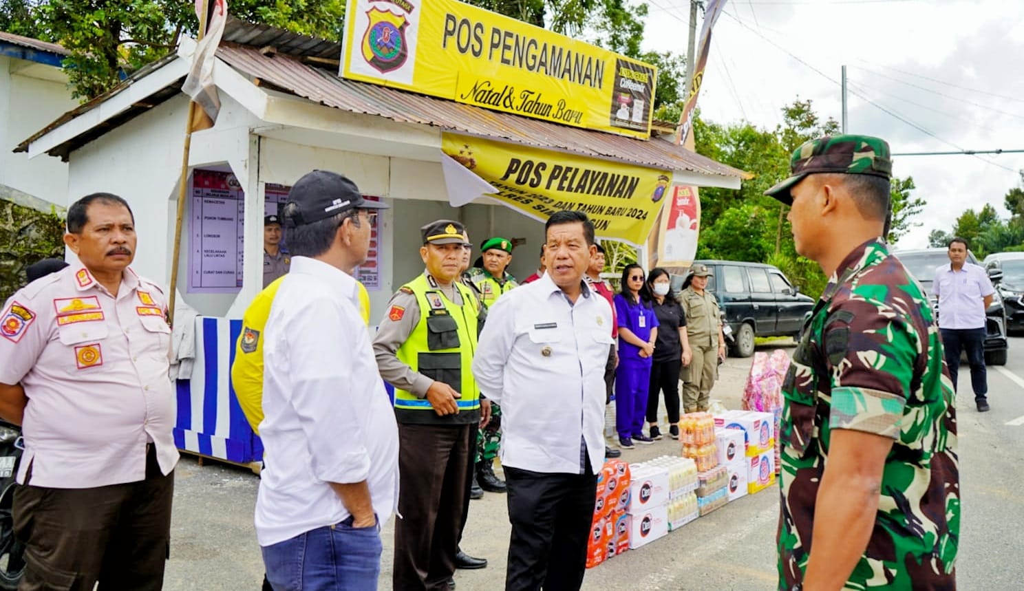 Bupati Radiapoh Hasiholan Sinaga, Kapolres AKBP Ronald FC Sipayung bersama Forkopimda Simalungun meninjau kesiapan salah satu Pos Pengamanan (Pos Pam) Nataru, Jumat (22/12).(Waspada/ist).