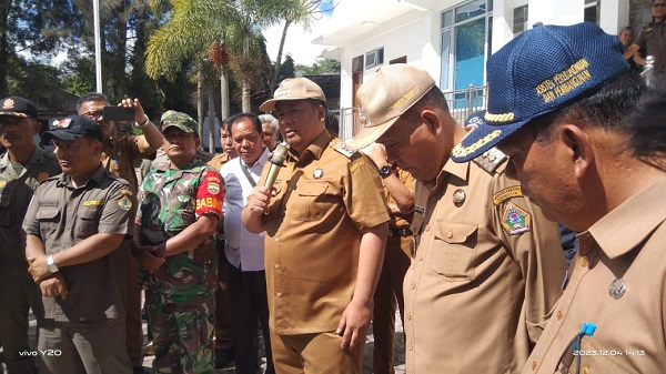 BUPATI Samosir Vandiko Gultom, saat menerima demonstran warga Kenegerian Sihotang di Halaman Kantor Bupati, Senin (4/12). Waspada/Ist