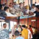 Kapolres Padangsidimpuan AKBP Dudung Setyawan saat silaturahmi di salah satu cafe coffee, mengajak wartawan sama-sama menjaga Kamtibmas. (Waspada/Ist)