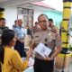KOMISARIS Besar Polisi Parlindungan Silitonga bersama Alumni Akabri 89-90 saat mengunjungi dan meyalurkan bantuan kepada korban longsor. Waspada/Ist