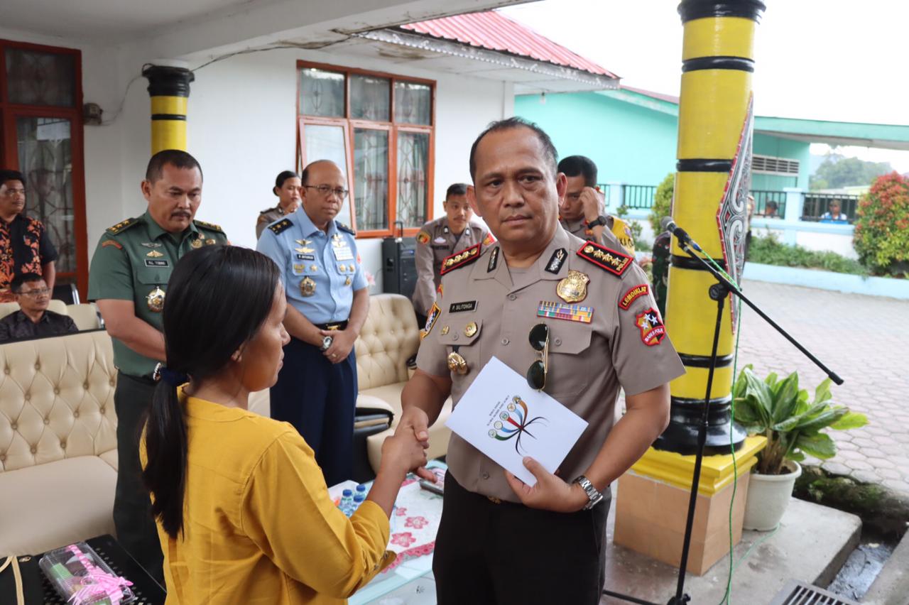 KOMISARIS Besar Polisi Parlindungan Silitonga bersama Alumni Akabri 89-90 saat mengunjungi dan meyalurkan bantuan kepada korban longsor. Waspada/Ist